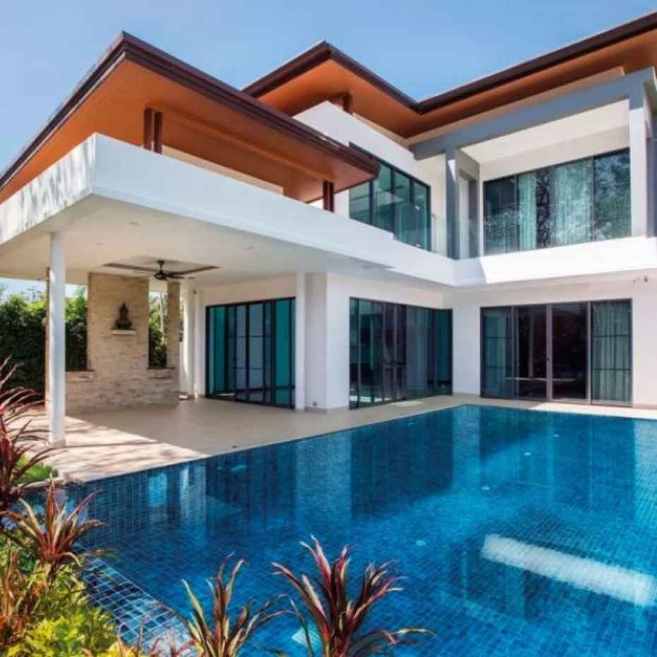 A Villa Featuring A Swimming Pool Adorned With EGM-Barracuda Glass Mosaic Pool Tiles In Dubai, UAE